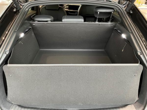 Stoßdämpferschutz hochgeklappt, haben Sie eine hohe Kofferraumwanne für den Audi Q4 e-tron sportback, stabil, robust, wasserdicht, nicht nur Hundetransport!